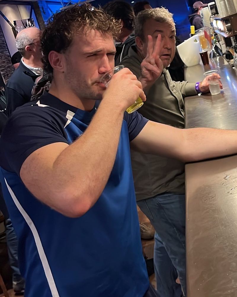 Hugo au bar après l'entraînement